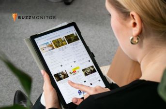 Mujer analizando contenido en tablet — inteligencia artificial para redes sociales con Buzzmonitor